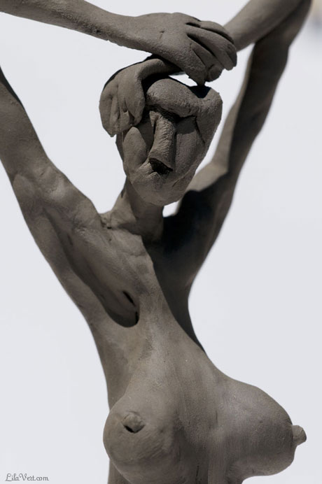 Sculpture faience Mademoiselle flane