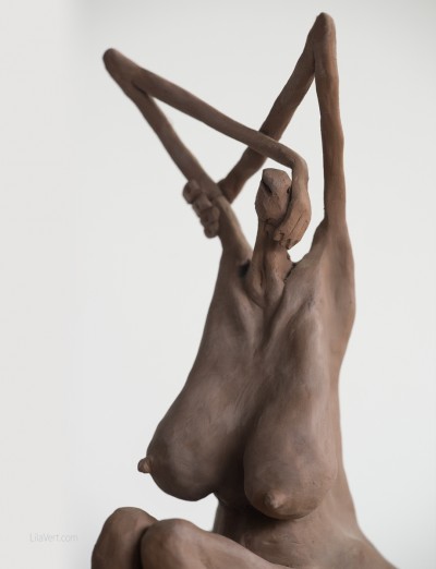 Sculpture clay faience – Matilde au bain ©LilaVert