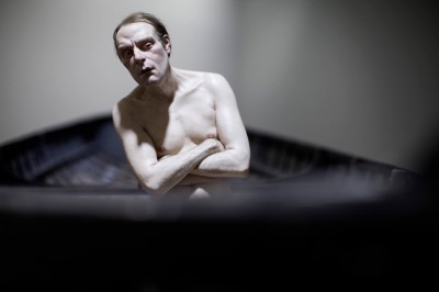 « Man in a Boat » by Ron Mueck, 2002. Matériaux divers. 149x138x425,5 cm. Anthony D’Offay, Londres. Photo Thomas Salva / Lumento pour la Fondation Cartier pour l’art contemporain, 2013.