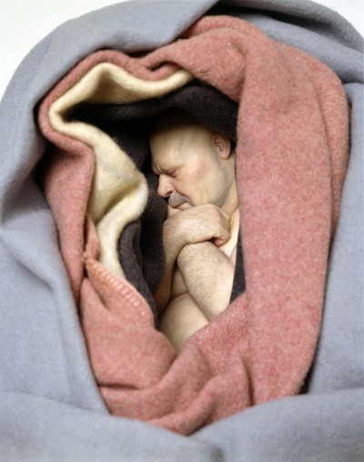 Ron Mueck Man in blankets
