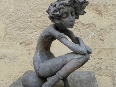 Valérie Hadida – Femme au galet, sculptures