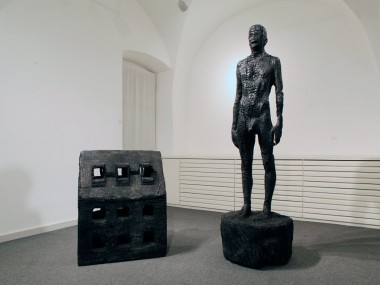 Aron Demetz – sculptures carbonisees – Charcoal sculpture