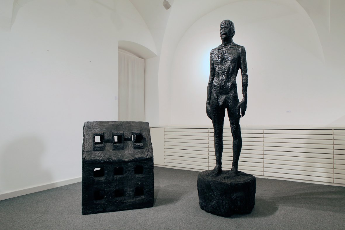 Aron Demetz – sculptures carbonisees – Charcoal sculpture