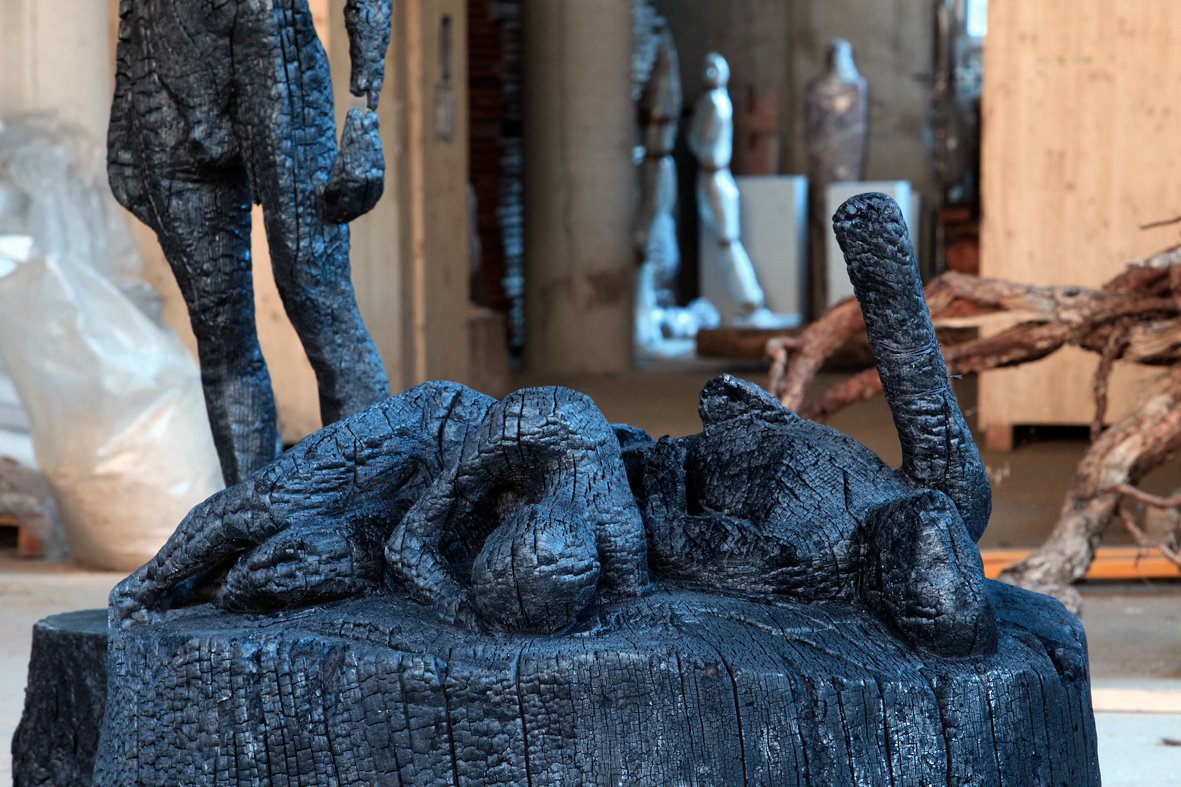 Aron Demetz – sculptures carbonisees – Charcoal sculpture