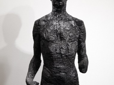 Aron Demetz – sculptures carbonisees – Charcoal sculpture