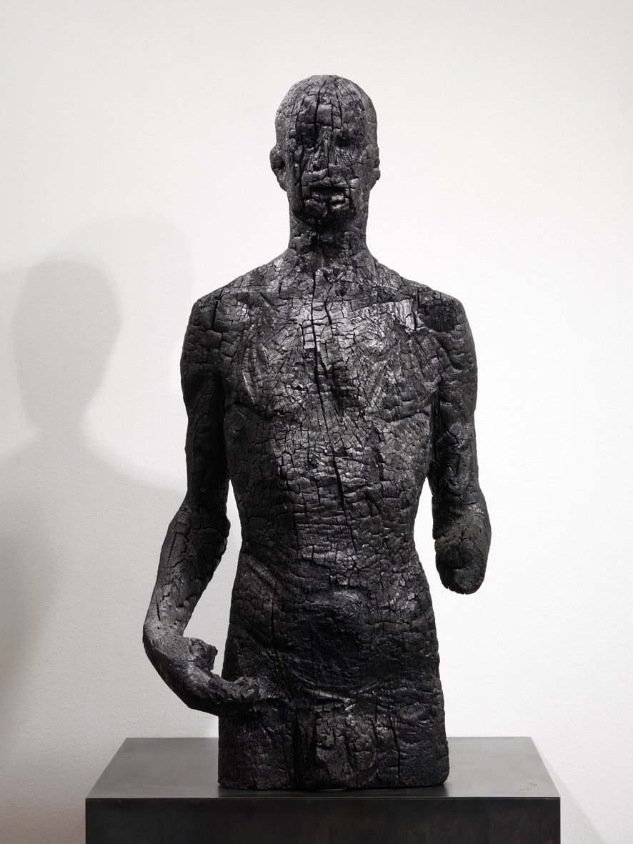 Aron Demetz – sculptures carbonisees – Charcoal sculpture