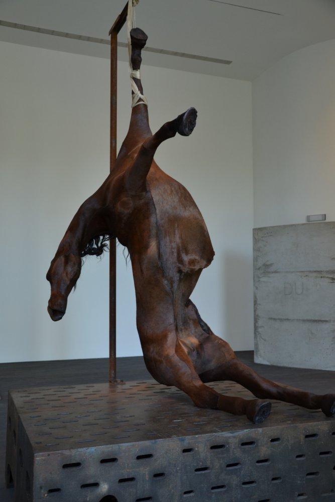 Berlinde de Bruyckere – sculpture horse