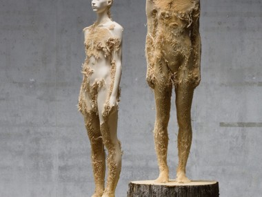 New Distressed Wood Figures by Aron Demetz / sculpture