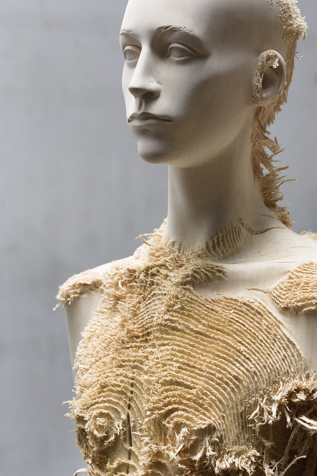 New Distressed Wood Figures by Aron Demetz / sculpture