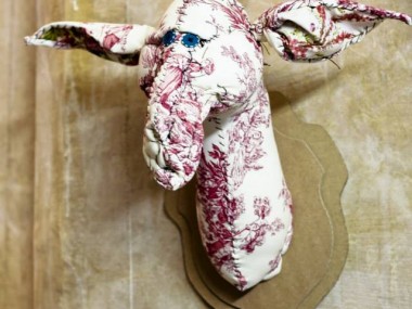 © Anne-Valérie Dupond- Sculpteur textile – trophée Giraffe