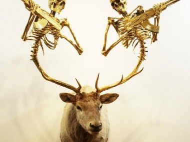 Peter Gronquist – cerf / guns taxidermy sculpture