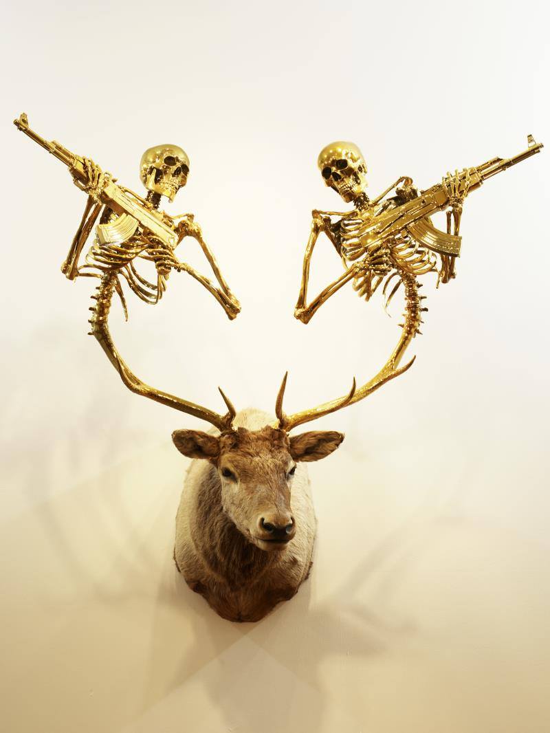 Peter Gronquist – cerf / guns taxidermy sculpture