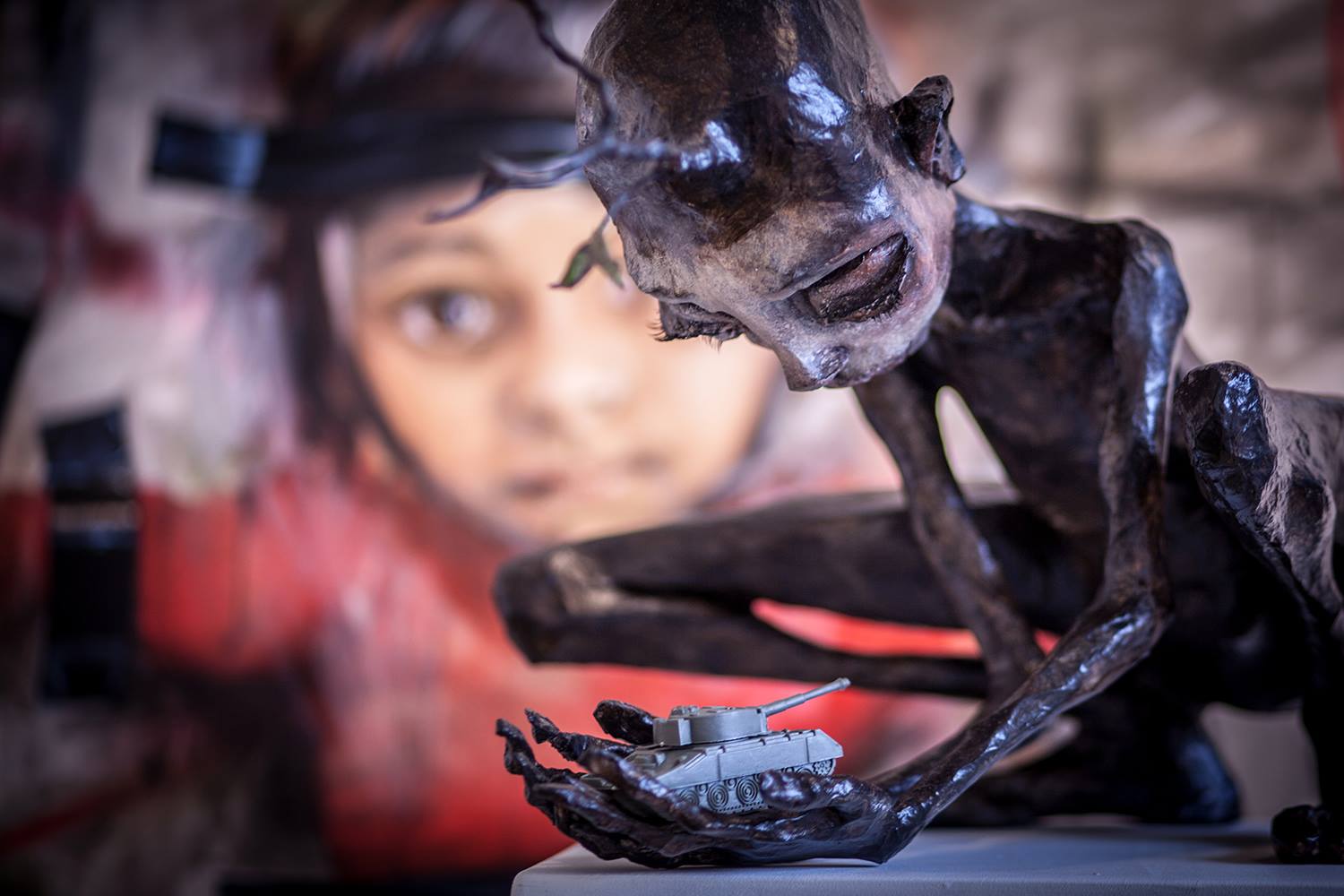 Herakut – Close Your Hands And Stop The War – sculpture / Street artist