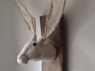 New hessian hare trophy – Julia trophee textile