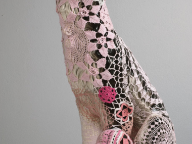 Joana Vasconcelos – Sculpture textile dentelles Art – Pinky