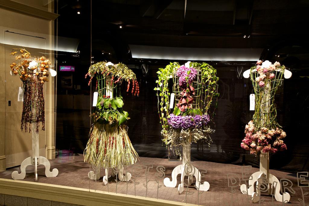 Nicole Dextras – Store front vitrine – Nature dress