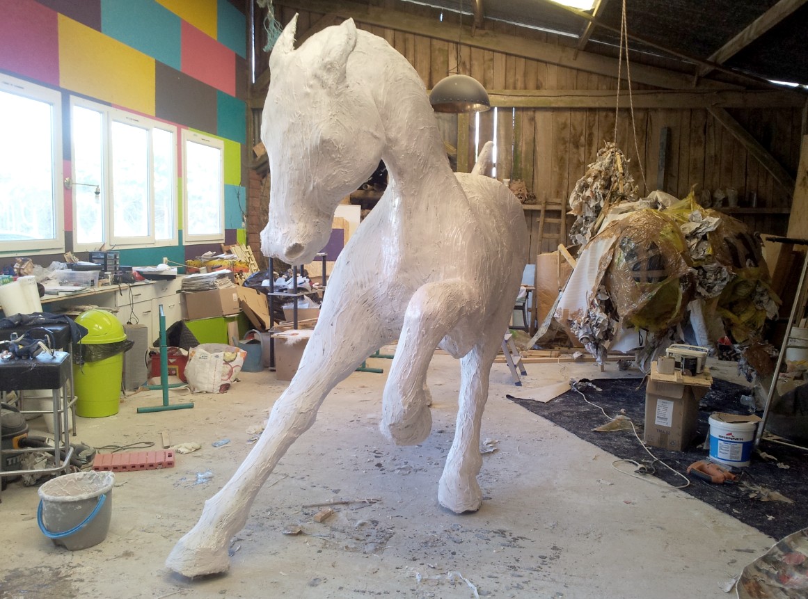 saone de stalh – sculpture – cheval resine conception