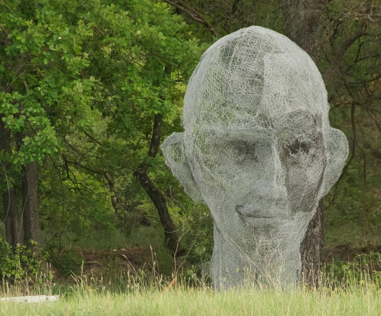 sculptures fil de fer by Pauline Ohrel – le veilleur bienveillant du Luberon- 3,3m grillage