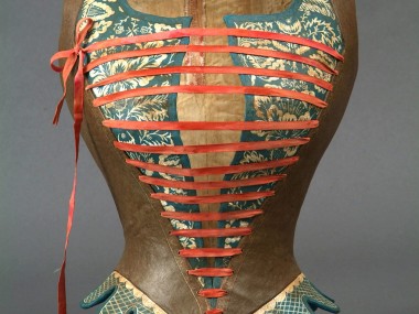 Mélanie Bourlon – Papier maché sculptures corset