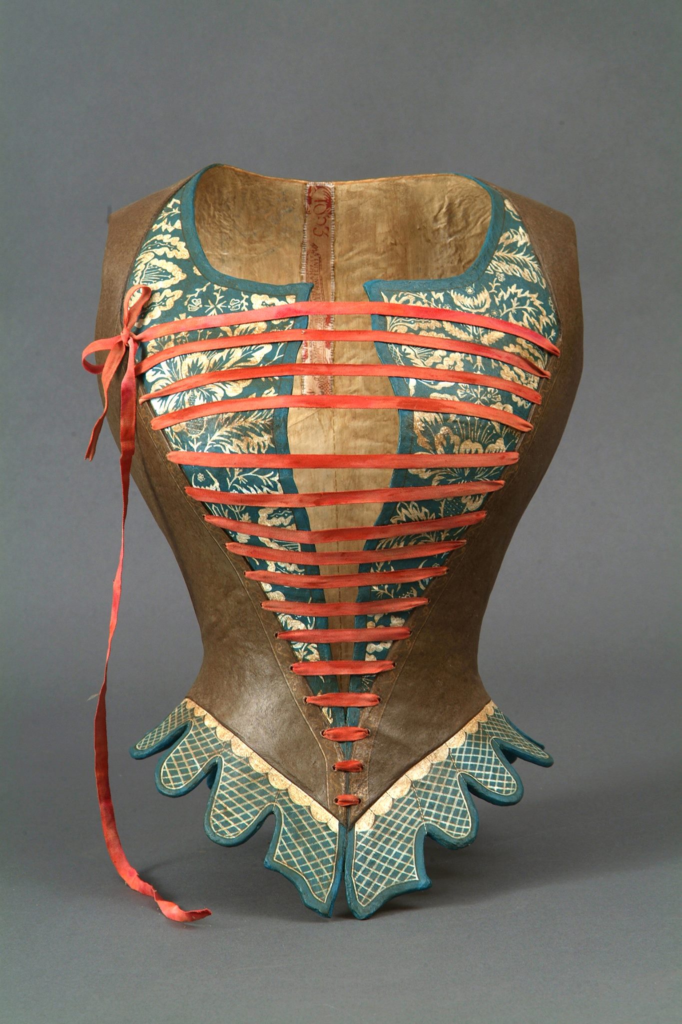 Mélanie Bourlon – Papier maché sculptures corset