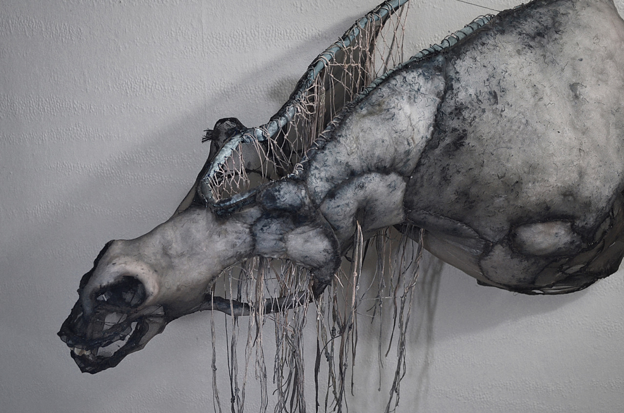 Eglantine Bacro – mixed-media artist – Nylon wire sculptures horse