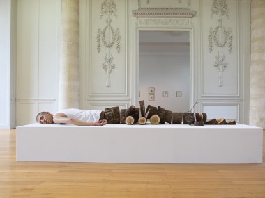 Fabien Mérelle – Sculpture : Tronçonné – 2012 – Silicone, hair, fabric, wood / 2 mètres