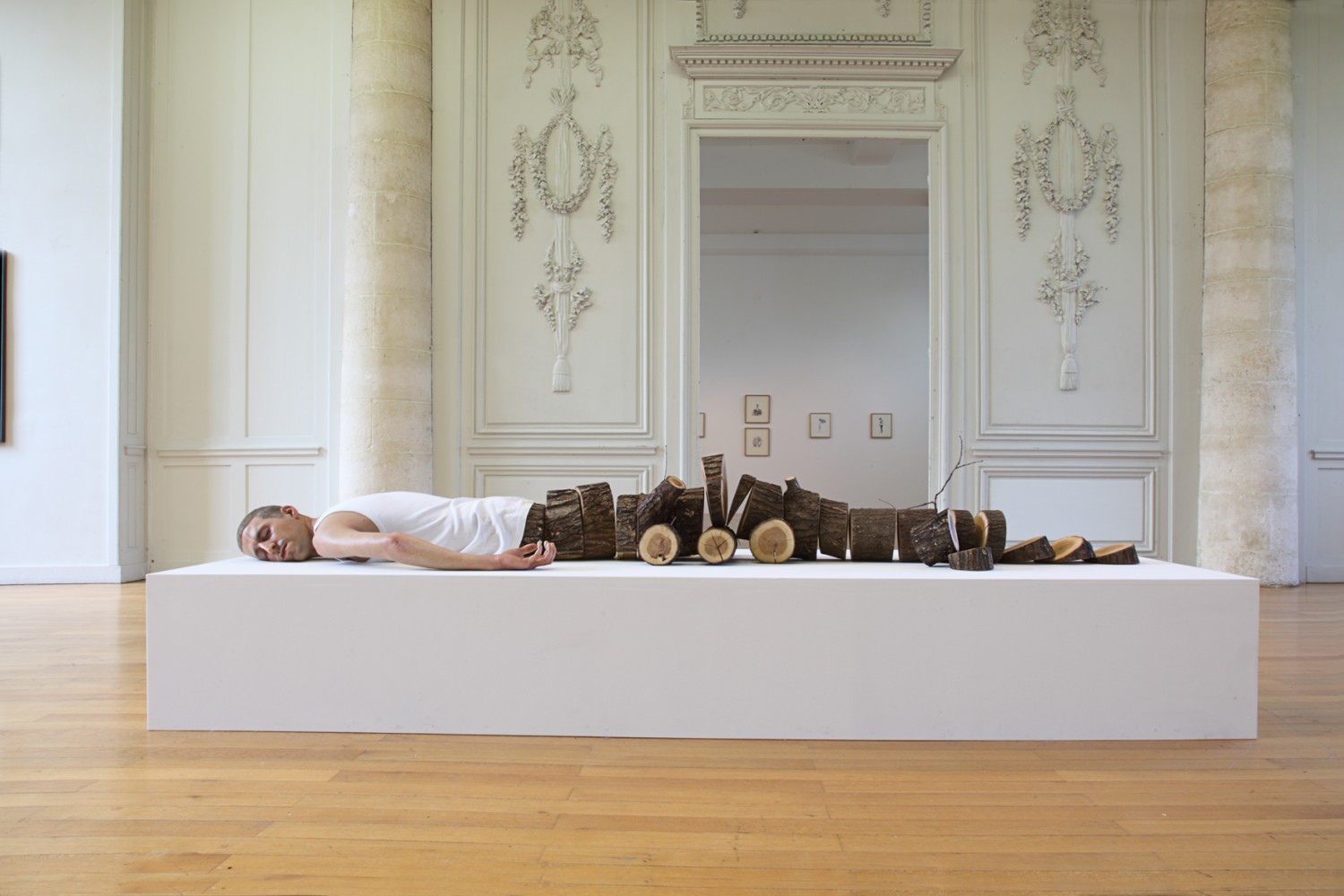 Fabien Mérelle – Sculpture : Tronçonné – 2012 – Silicone, hair, fabric, wood / 2 mètres
