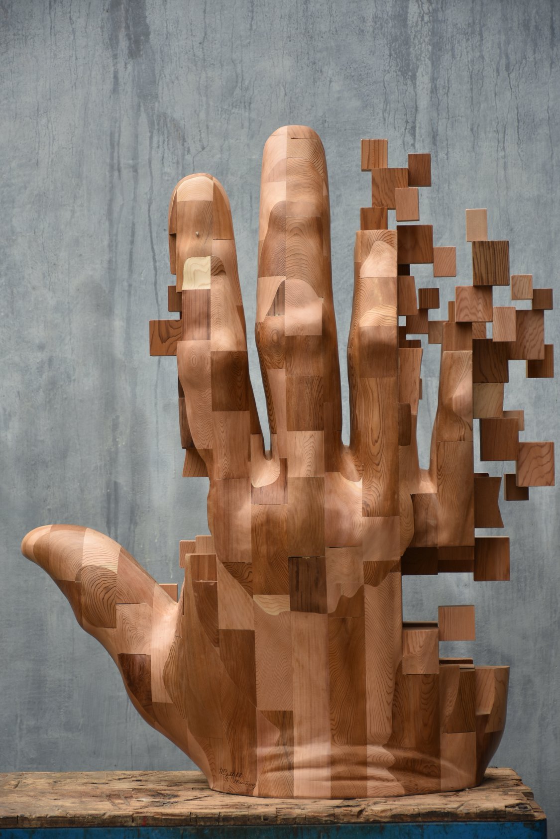 Hsu Tung Han – Wood hand sculpture