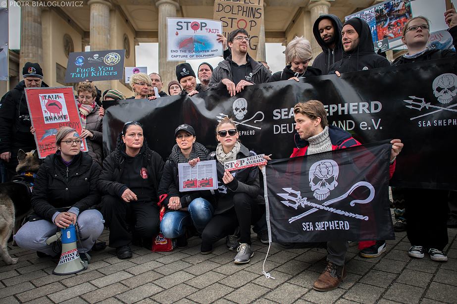 Samedi 8 février 2014, grande manifestation à Berlin contre le massacre des dauphins à Taiji, Japon - Photo : ©Piotr Bialoglowicz